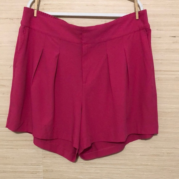 Torrid Women's Pink Peacock Wide Leg Studio Crepe Shorts size 22 - Picture 1 of 9